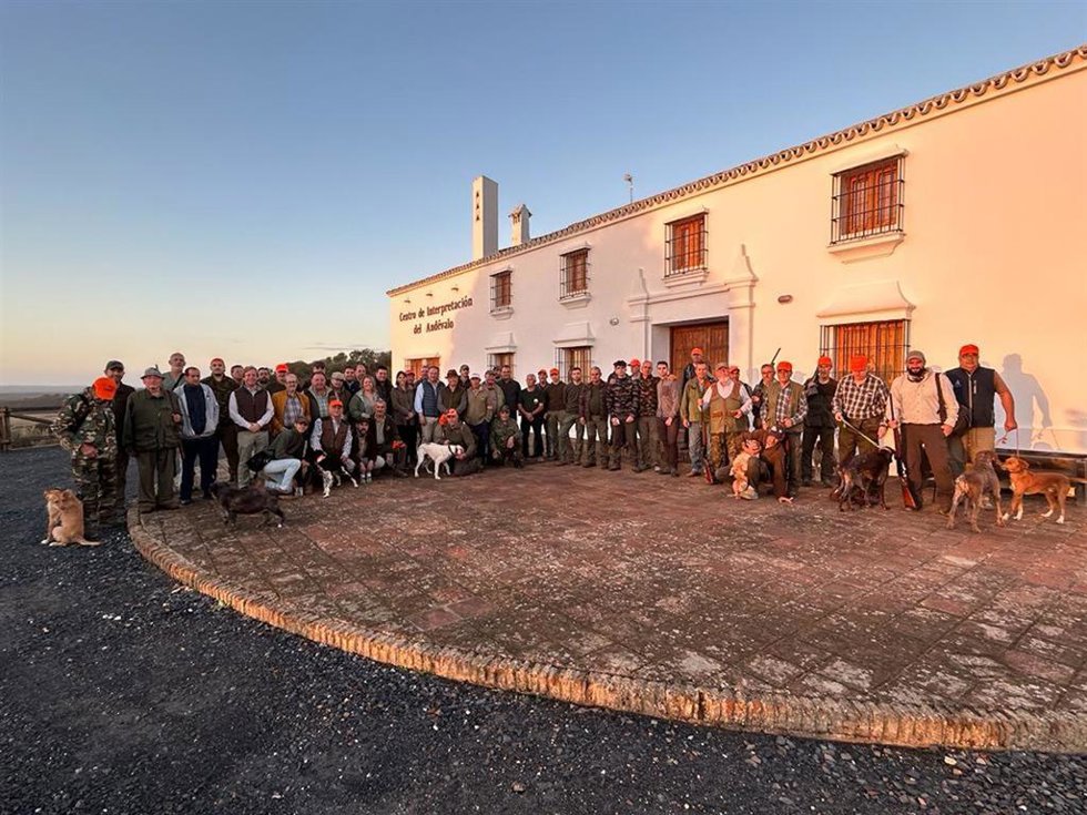Foto de familia tras celebrarse el XXX Campeonato de Caza menor 2023, organizado por la Diputación de Huelva.
