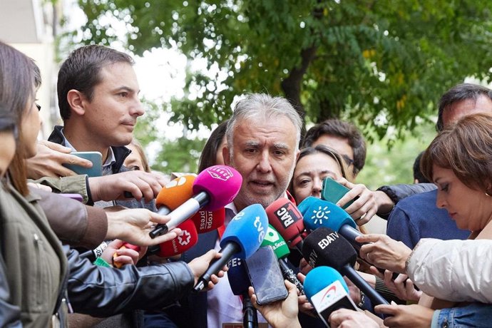 El secretario general del PSOE Canarias, Ángel Víctor Torres, ha cargado contra la presidenta de la Comunidad de Madrid, Isabel Díaz Ayuso, al señalar que "comparar a los inmigrantes con fardos no es una respuesta humanitaria".