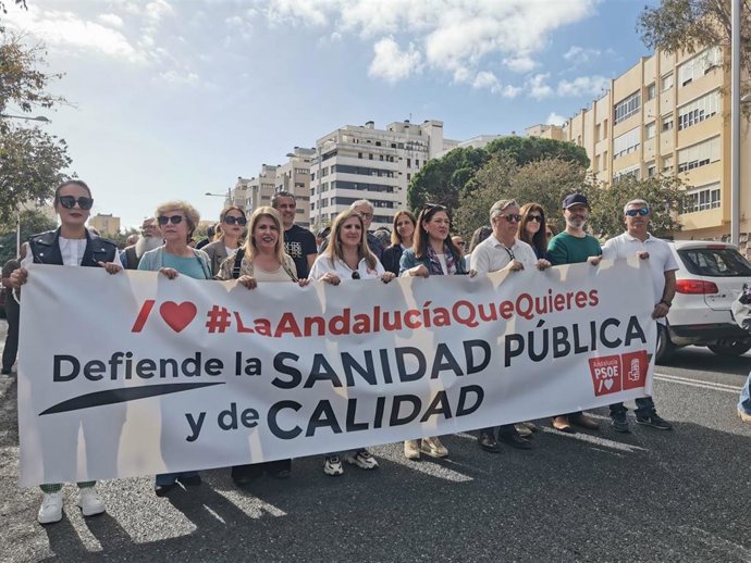 Dirigentes socialistas participan en la manifestación de Marea blanca en defensa de la sanidad celebrada en Cádiz.