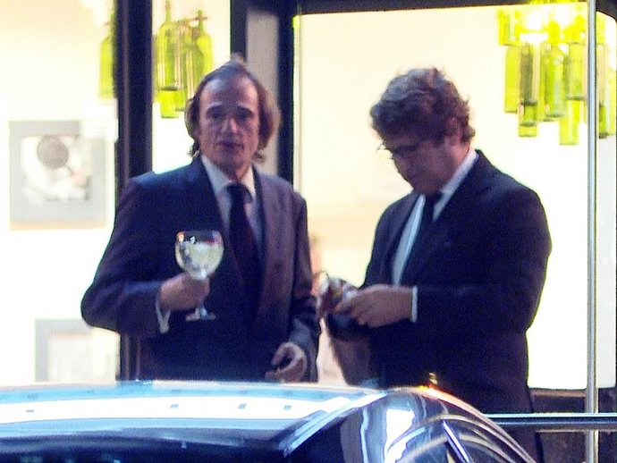 ÍÑIGO FERNÁNDEZ TAPIAS SALE DE FIESTA CON UN AMIGO TRAS ENTERRAR A SU PADRE