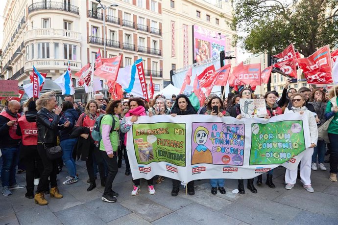 Decenas de manifestantes con pancartas y banderas, durante una concentración para exigir mejores condiciones laborales para las trabajadoras y trabajadores del primer ciclo de Infantil, en la Plaza de Callao, a 28 de octubre de 2023, en Madrid (España). 