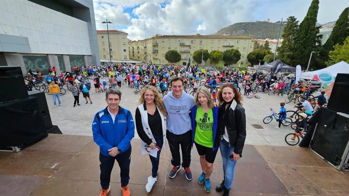 El alcalde de Jaén, Agustín González, ha asistido este sábado al III Día de la Bicicleta de Cadena 100.