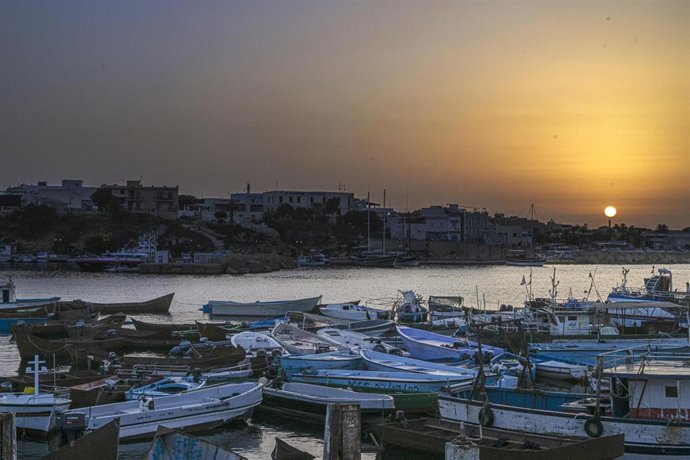 Archivo - Imagen de archivo del puerto de Lampedusa 
