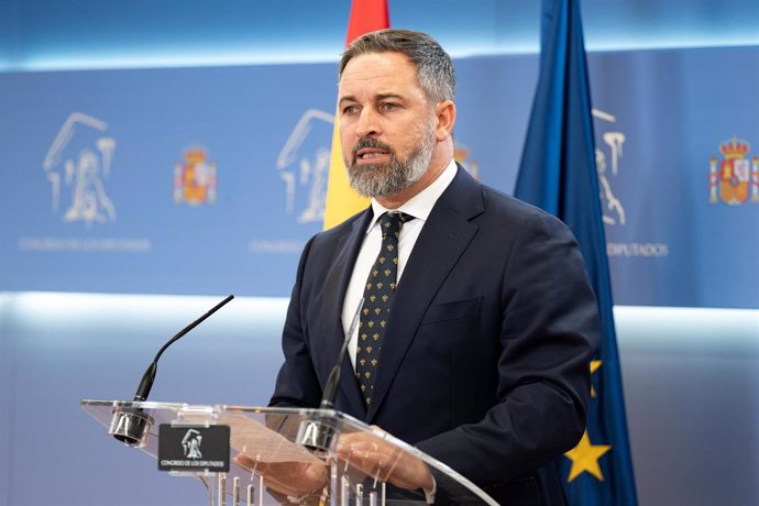 El líder de Vox, Santiago Abascal, durante una rueda de prensa tras reunirse con el Rey Felipe VI, en el Congreso de los Diputados, a 2 de octubre de 2023, en Madrid (España). 