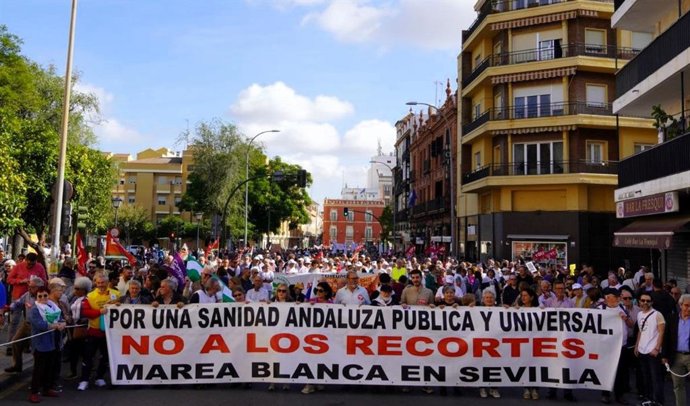 Representantes sindicales de CCOO en la cabecera de la manifestación de la Marea Blanca en Sevilla.
