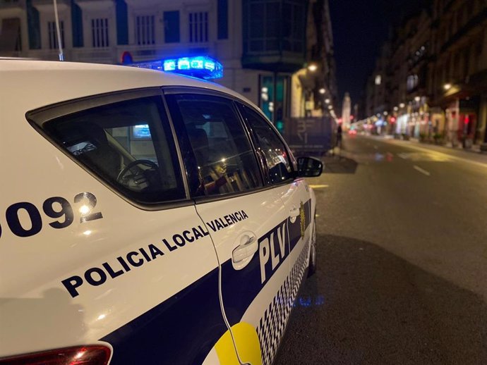 Archivo - Un coche de Policía Local de Valncia durante el dispositivo especial con motivo de la noche de Halloween