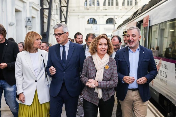 Jaume Collboni, David Lucas, Ester Capella y Llusa Moret en la conmemoración del 175 aniversario de la línea ferroviaria entre Barcelona y Mataró (Barcelona).