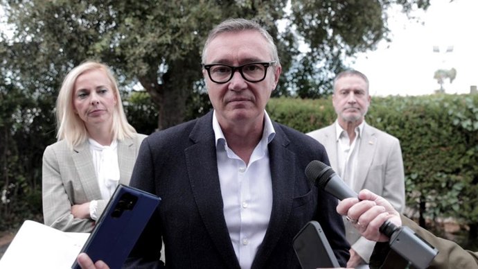 El portavoz del Grupo Parlamentario Vox en el Parlamento de Andalucía, Manuel Gavira, ha criticado al Gobierno de Moreno por su gestión de la sanidad pública.