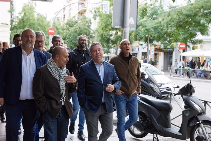 El presidente de Castilla-La Mancha, Emiliano García-Page, a su llegada a la reunión del Comité Federal, en la sede del PSOE, a 28 de octubre de 2023, en Madrid (España). 