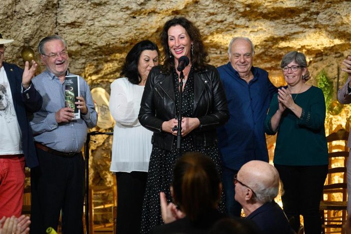 La alcaldesa de Almería, en la entrega del 'Morato de Oro' a Alejandro Reyes, en la cueva que es sede de la Peña El Morato.