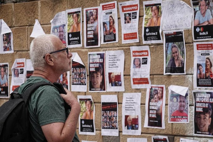 Carteles con imágenes de los rehenes secuestrados en Gaza