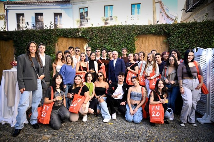 El Museo Picasso Málaga celebra su aniversario con 50 jóvenes malagueñas que también cumplen 20 años.