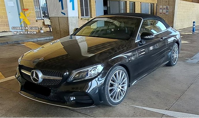 Uno de los dos vehículos de la marca Mercedes robados en Francia y hallados en Melilla.