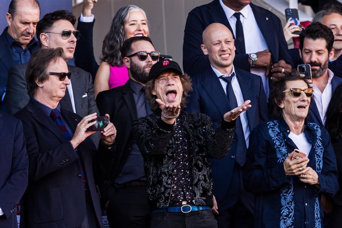 Mick Jagger i Ronnie Wood dels Rolling Stones són vists durant el partit de futbol de la lliga espanyola, La Lliga EA Sports, jugat entre el FC Barcelona i el Reial Madrid en l'Estadi Olímpic, el 28 d'octubre de 2023, a Barcelona, ??Espanya.
