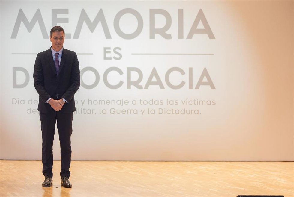 Archivo - El presidente del Gobierno, Pedro Sánchez, posa en el acto conmemorativo con motivo del Día de Recuerdo y Homenaje a todas las víctimas del golpe militar, la guerra y la dictadura en el Auditorio Nacional de Música, a 31 de octubre de 2022
