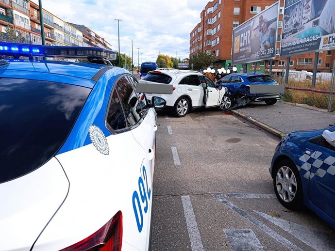 Un turismo se sale de la vía en el paseo San Isidro y derriba un poste de Auvasa