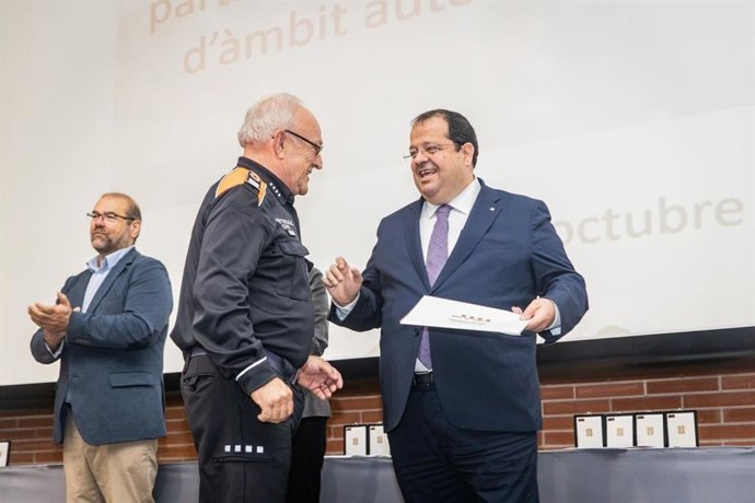 El conseller de Interior de la Generalitat, Joan Ignasi Elena, entrega una cincuentena de distinciones a asociaciones de voluntarios de Protecció Civil