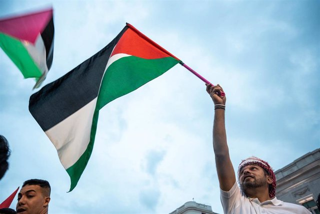 Un hombre con una bandera de Palestina durante una manifestación en apoyo al pueblo palestino, desde la Puerta del Sol, a 15 de octubre de 2023, en Madrid (España). 