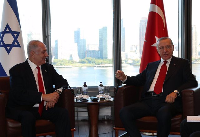 Archivo - September 19, 2023, New York, New York, United States of America: Turkish President Recep Tayyip Erdogan (R) who is in New York for the 78th session of the United Nations (UN) General Assembly, receives Israeli Prime Minister Benjamin Netanyahu 