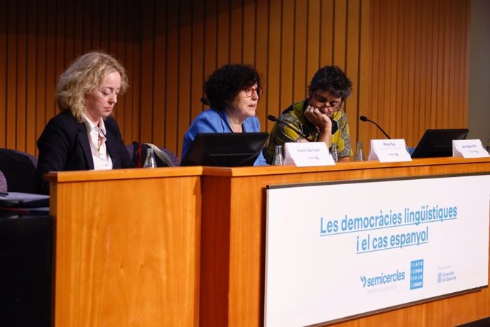 La vicepresidenta de la Plataforma per la Llengua, Mireia Plana, en el seminari 'Les democrcies lingüístiques i el cas espanyol'