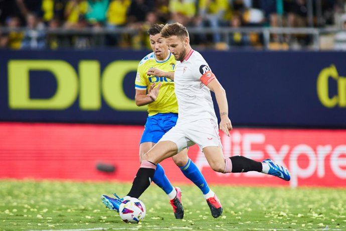 Ivan Rakitic of Sevilla FC in action during the Spanish league, La Liga EA Sports, football match played between Cadiz CF and Sevilla FC at Nuevo Mirandilla stadium on October 28, 2023, in Cadiz, Spain.