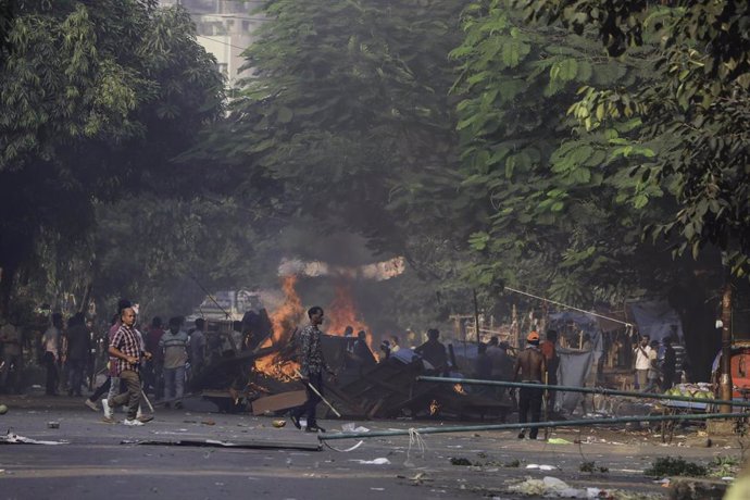 Enfrentamiento entre la Policía y militantes del PNB, durante una manifestación antigubernamental en Daca (Bangladesh).