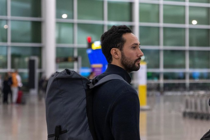 El cantant en l'aeroport