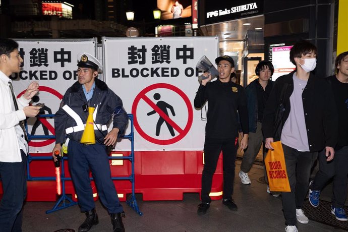 Prohibiciones de paso en el distrito de Shibuya, en la ciudad japonesa de Tokio, para evitar fiestas en Halloween