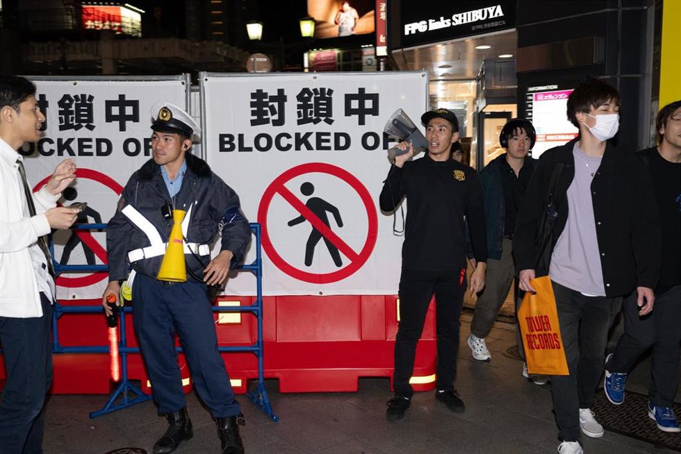 Prohibiciones de paso en el distrito de Shibuya, en la ciudad japonesa de Tokio, para evitar fiestas en Halloween