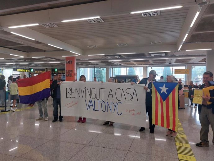 Varias personas esperan la llegada de Valtonyc en el aeropuerto de Palma