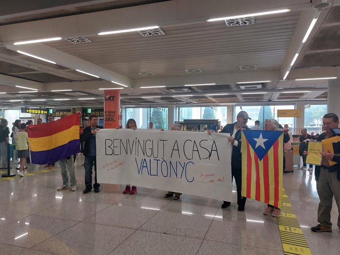 Diverses persones esperen l'arribada de Valtonyc a l'aeroport de Palma