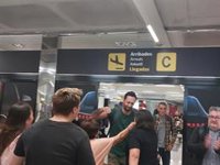Valtonyc llega al aeropuerto de Palma, donde es recibido por una treintena de personas