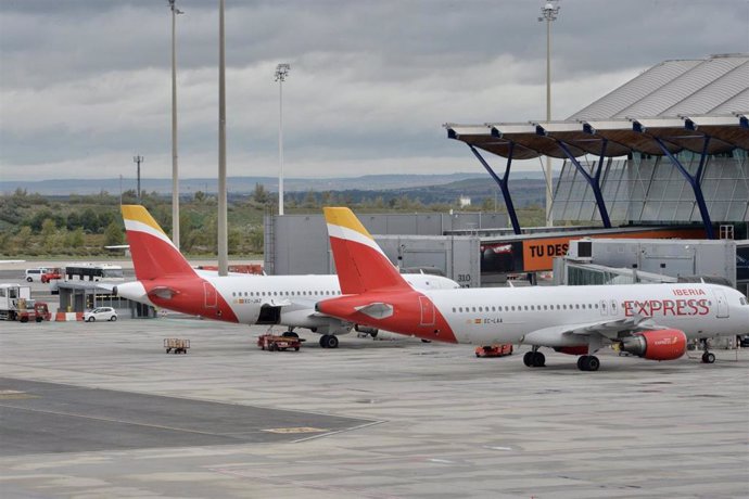 Iberia Express ha programado en Canarias para los próximos seis meses un 12 por ciento más de capacidad que en 2022 y un 43 por ciento más que en 2019, coincidiendo con la temporada de invierno que hoy comienza para el sector aéreo en Europa