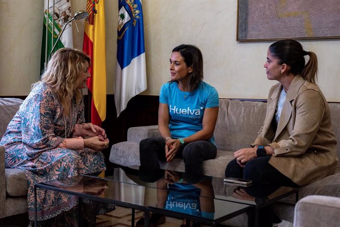 La alcaldesa de Huelva muestra su compromiso con la triatleta onubense Carmen González de cara a los Paralímpicos de París.