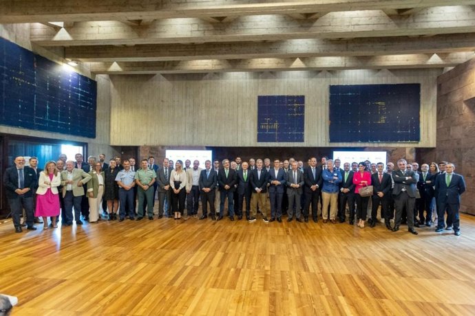 Foto de familia tras la presentación de los nuevos vuelos de la aerolínea Binter celebrada en la sede de Presidencia del Gobierno de Canarias en Santa Cruz de Tenerife