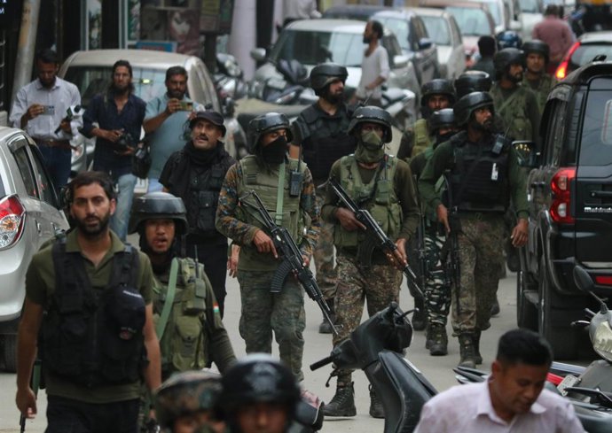 Archivo - August 14,2023, Srinagar Kashmir, India : Indian paramilitary troopers patrol during a search operation in Srinagar, ahead of the country's 77th Independence Day. On August 14,2023 in Srinagar Kashmir, India.