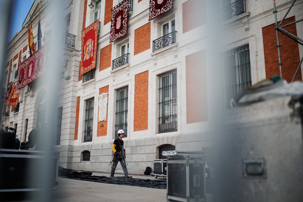 Un obrero camina frente a la Real Casa de Correos durante los preparativos del acto para la jura de la Constitución de la Princesa Leonor, en la Puerta del Sol, a 30 de octubre de 2023, en Madrid (España).