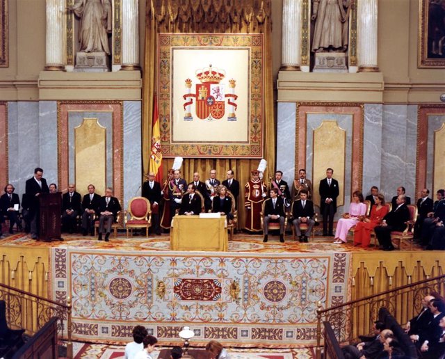 Juramento de la Constitución por parte del entonces Príncipe Felipe en 1986