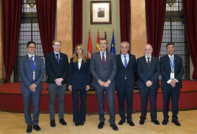 El alcalde de Murcia, José Ballesta, acompañado por la concejal de Bienestar Social, Familia y Salud, Pilar Torres, ha recibido a los participantes de la Cumbre Sanitaria Europea