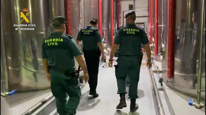 Agentes de la Guardia Civil, en el el interior de una almazara de Carcabuey donde se cometió el robo de aceite.