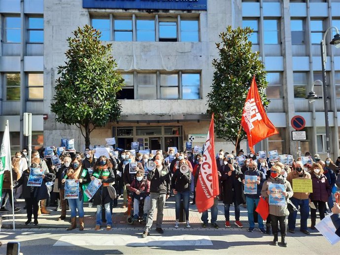 Archivo - Concentración vecinal de protesta contra los recortes en Sanidad en el centro de salud de Deusto (archivo)