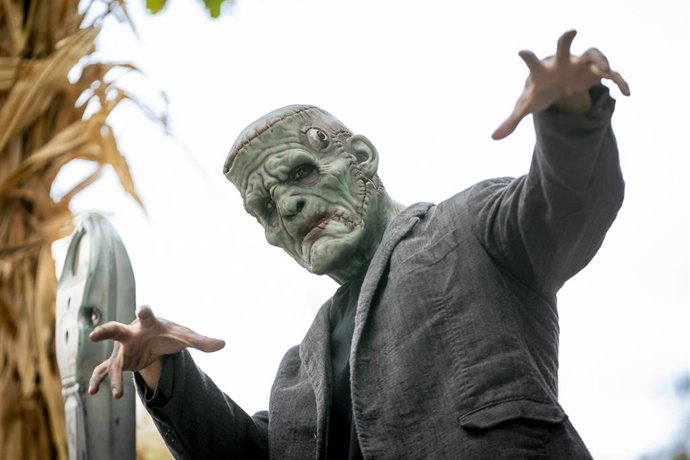 Hombre caracterizado por Halloween 