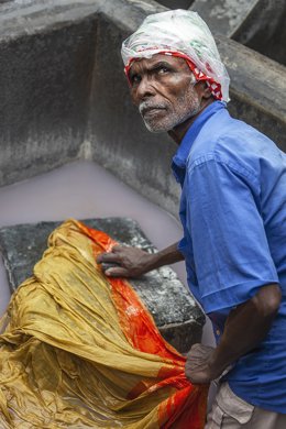 Archivo - Fotografía del artista Manuel Viola en su exposición 'Dhobi Ghat que se puede ver en Afoco.