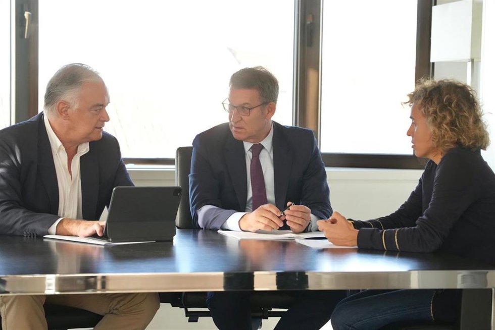 El líder del PP, Alberto Núñez Feijóo, se reúne con el vicesecretario de Institucional, Esteban González Pons, y la portavoz del PP en Bruselas, Dolors Montserrat, para analizar la situación de Israel.