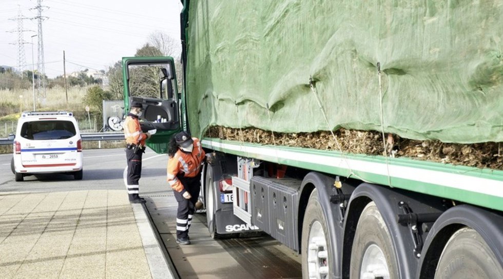 La Ertzaintza reforzará desde este lunes la inspección de camiones y autobuses en Euskadi