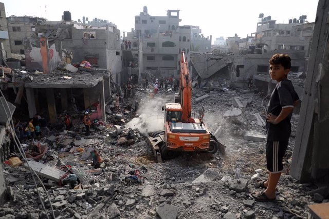Un niño palestino delante de varios edificios destruidos por un bombardeo israelí en Jan Yunes, en la Franja de Gaza