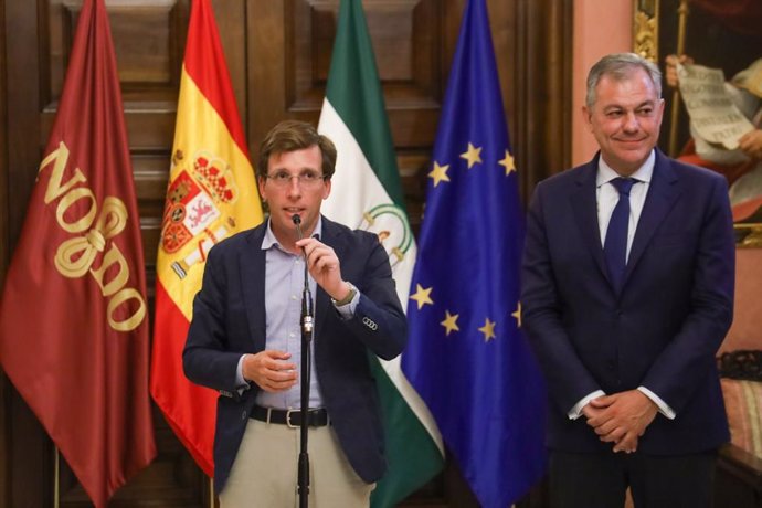 Archivo - El alcalde de Madrid, José Luis Martinez-Almeida, ha visitado este lunes por la tarde Sevilla, donde ha mantenido un encuentro institucional con el alcalde de la capital andaluza, José Luis Sanz