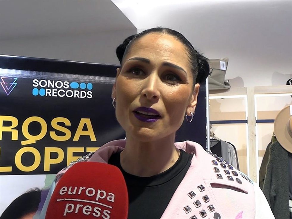 ROSA LÓPEZ EN SU FIRMA DE DISCOS
