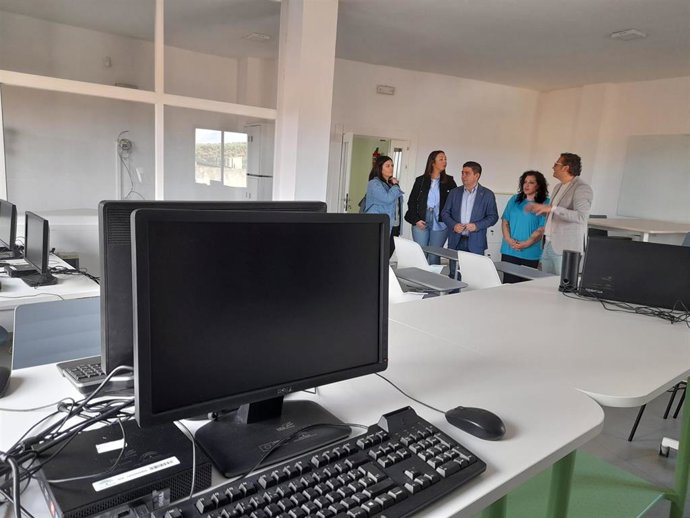 El presidente de la Diputación de Jaén visita el centro Guadalinfo de Génave.