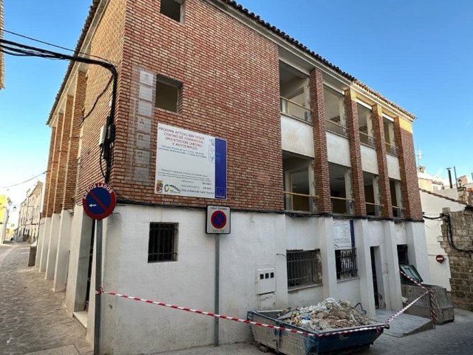 Obras en el edificio para convertirlo en un centro de usos múltiples.